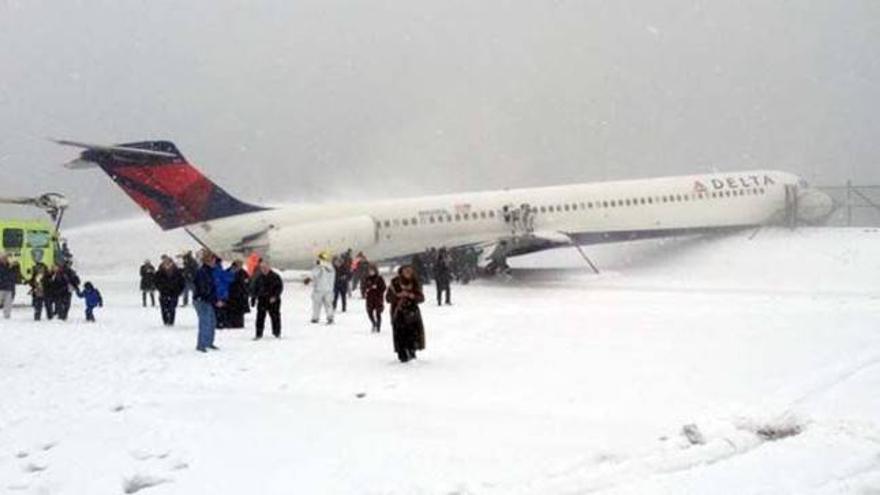 Cerrado un aeropuerto de Nueva York al salirse de la pista un avión