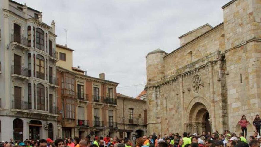 Los corredores preparándose para tomar la salida en la Plaza Mayor.