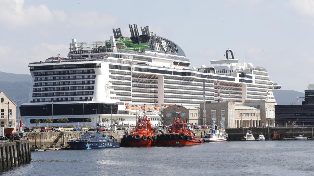 El &#039;MSC Grandiosa&#039; , en la terminal de trasatlánticos