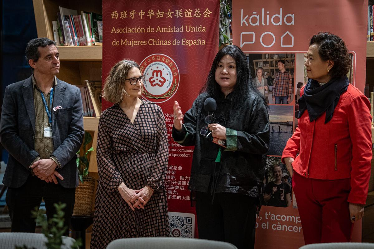 La cónsul de China en Barcelona, Meng Yuhong, y, a la izquierda, Joan Raventós, director de Kalida.