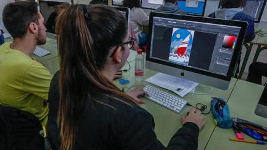 Alumnos en una sala de informática de un instituto de Elche.