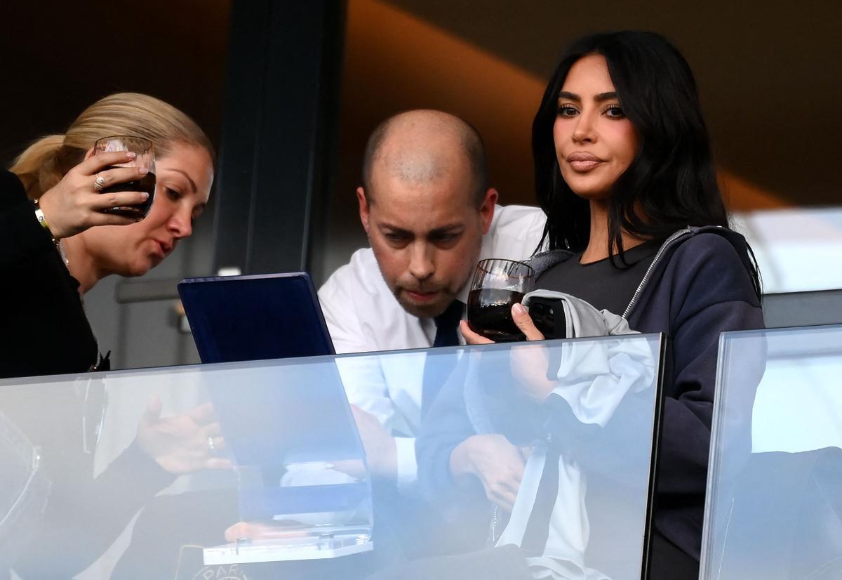 Kim Kardashian asiste al partido de fútbol de la L1 francesa entre el Paris Saint-Germain (PSG) y el Stade Rennais FC en el estadio Parc des Princes de París.