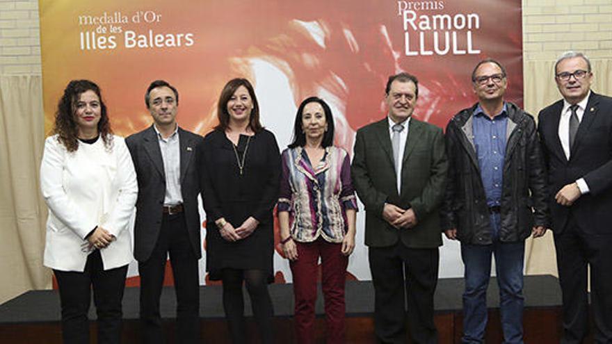 Los premiados ibicencos con Armengol, Pilar Costa y Vicent Torres.