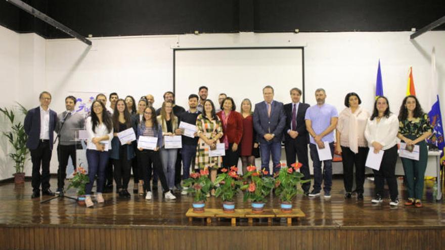 Una imagen grupal de los estudiantes galardonados y los representantes de la Consejería de Educación.