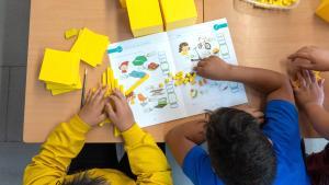 Tres niños aprendiendo matemáticas con las propuestas de Innovamat