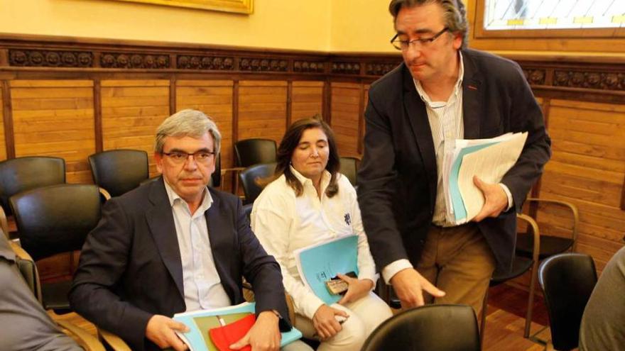 Mariano Marín, Sofía Cosmen y Pablo González, en el espacio reservado al público unos minutos antes de abandonar en bloque el salón de plenos.