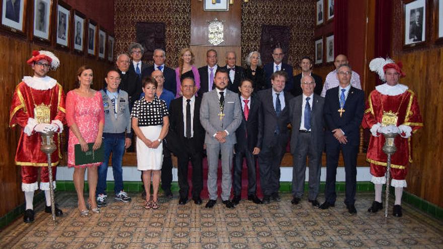 El alcalde preside la foto de familia con los galardonados ayer con honores y distinciones por la ciudad de Gáldar.