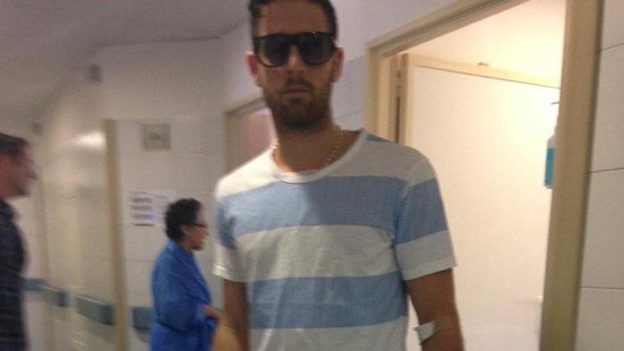 Samuel Galán, jugador apuñalado del Alhaurín, a su salida del hospital tras recibir el alta.