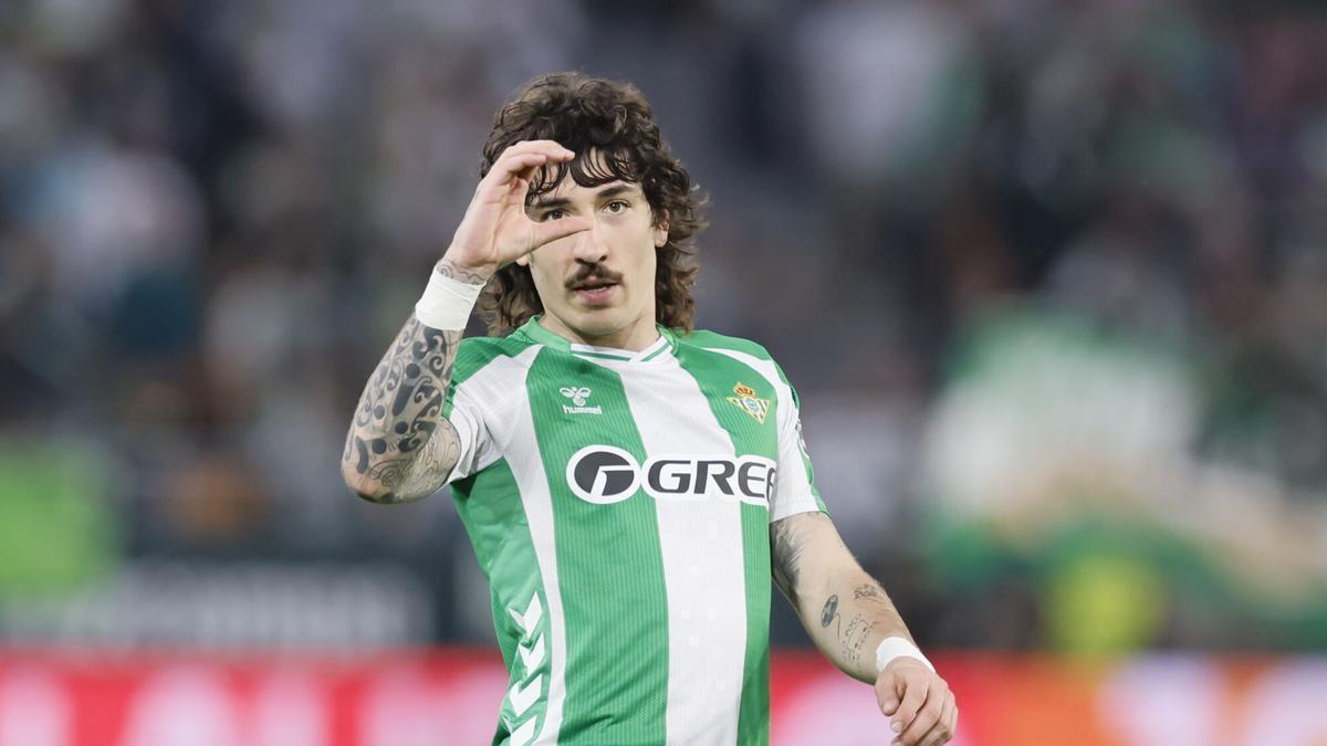 Héctor Bellerín celebra el su gol en el partido de la jornada 28 de LaLiga entre Betis y Celta en La Cartuja