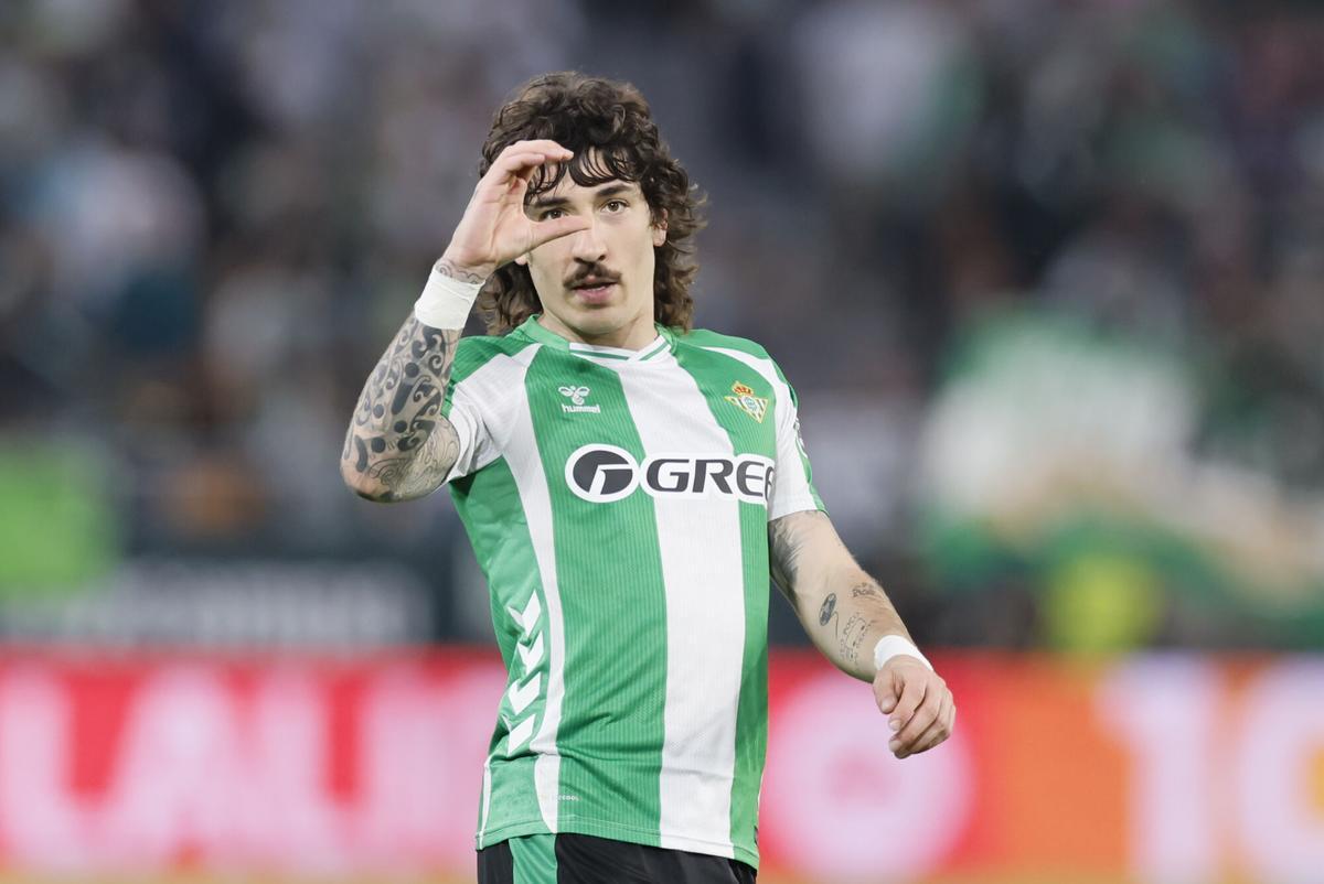 Héctor Bellerín celebra el su gol en el partido de la jornada 28 de LaLiga entre Betis y Celta en La Cartuja