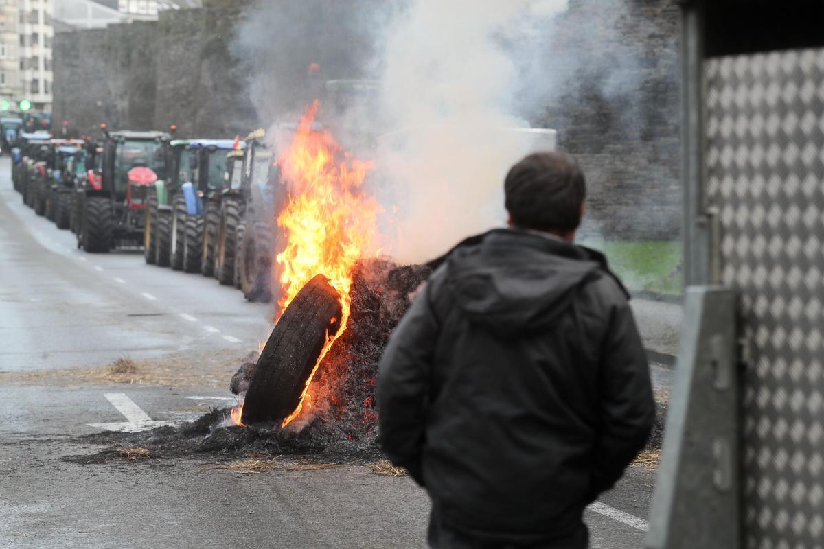 Hoguera de manifestantes de la tractorada que rodea la Muralla de Lugo desde el pasado lunes, frente a la Delegación de la Xunta de Galicia en Lugo, a 14 de enero de 2026, en Lugo, Galicia (España). Los ganaderos y agricultores gallegos continúan en pie de guerra contra el acuerdo comercial de Mercosur y la Unión Europea. Continúan con la protesta desde el lunes, reuniendo en la ciudad hasta 140 tractores. Afiliados a Agromuralla y Gandeiros Galegos da Suprema mantienen un retén de manifestantes ante el edificio de la Xunta y más de medio centenar de tractores aparcados en la ronda de la Muralla. 14 ENERO 2026 Carlos Castro / Europa Press 14/01/2026. Carlos Castro;