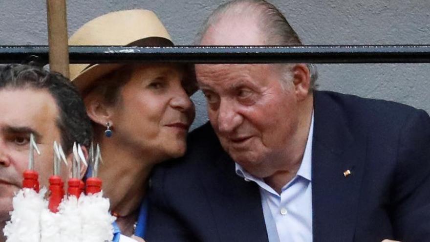 El rey Juan Carlos  y la Infanta Elena en la Feria de la Semana Grande de San Sebastián.