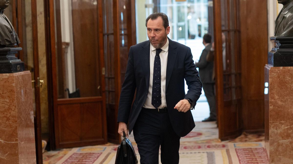 El ministro de Transportes y Movilidad Sostenible, Óscar Puente, llega a una sesión plenaria, en el Congreso de los Diputados, a 8 de mayo de 2025, en Madrid (España).
