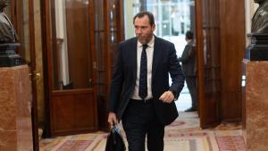 Archivo - El ministro de Transportes y Movilidad Sostenible, Óscar Puente,  llega a una sesión plenaria, en el Congreso de los Diputados, a 8 de mayo de 2025, en Madrid (España).