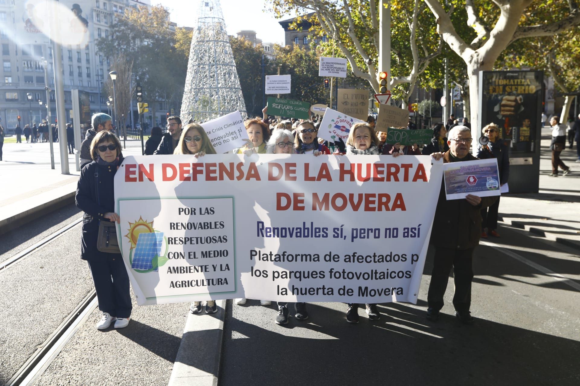 Cientos de personas se concentran contra el cambio climático en Zaragoza