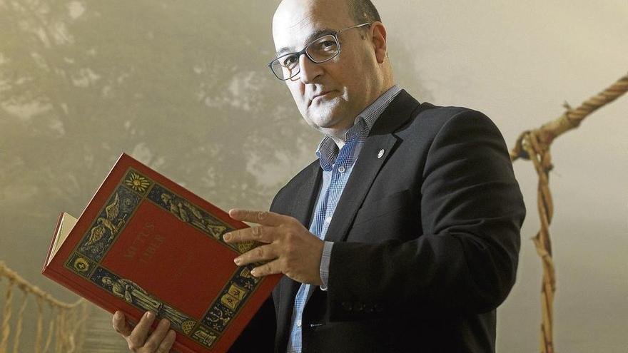 De Alfonso posa con el &#039;Mutus Liber&#039;, imágenes sin texto que simbolizan la búsqueda de la perfección.