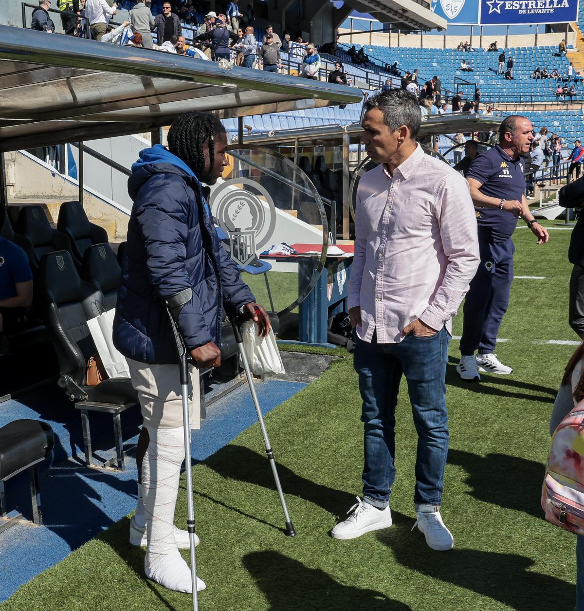 Richie Dapaah conversa antes del Hércules-Ibiza que sirvió de homenaje para Andrija Delibasic.