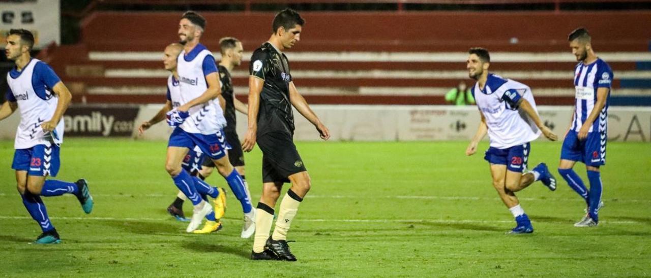 Los jugadores del Alcoyano celebran el pase a la final ante la decepción del Intercity.