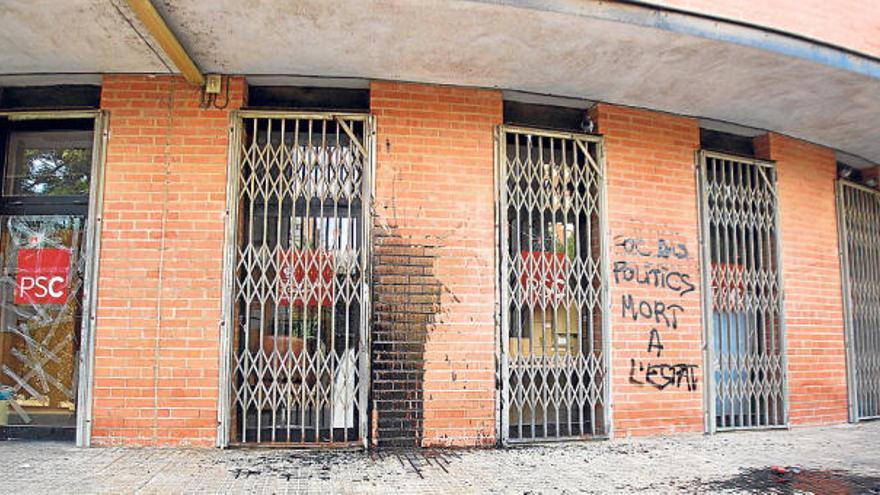 Pintadas en la sede del PSC en el distrito de Nou Barris.