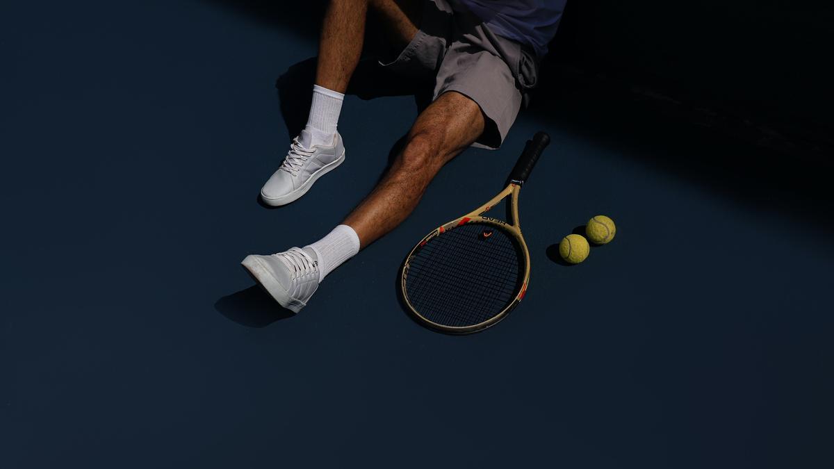 Raqueta de tenis y pelota, objetos deportivos icono gratuito
