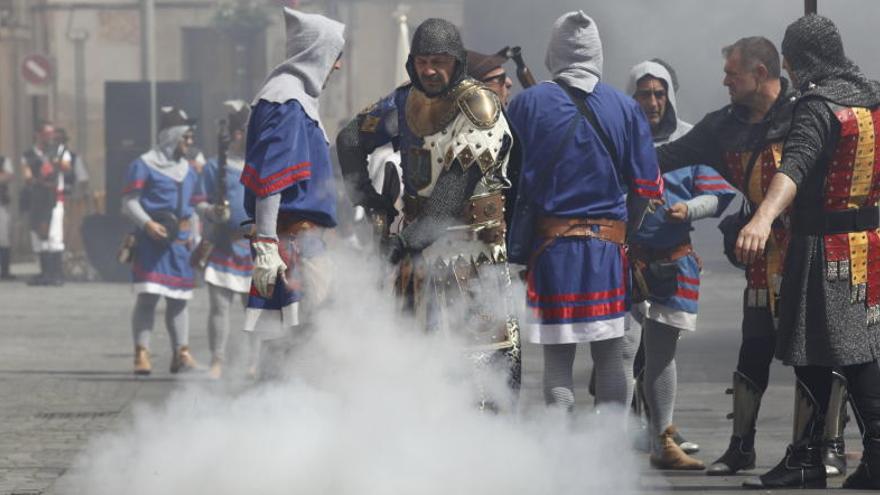 Los cargos festeros están participando activamente en las batallas de arcabucería