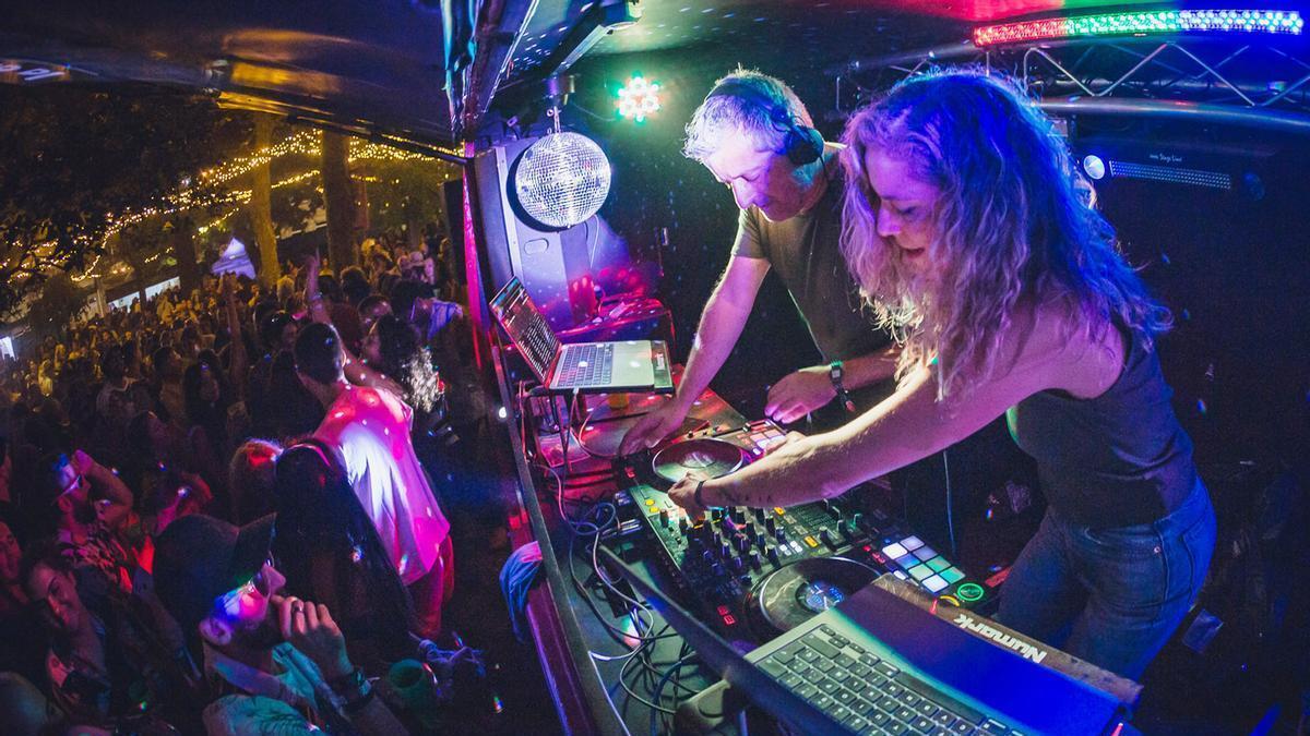 Carlos Crespo y Kris K DJ durante una de sus sesiones dentro de La Duendeneta.