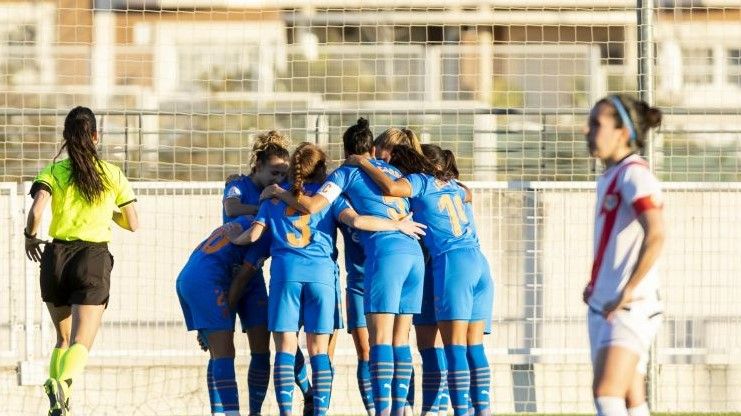 Un momento del partido entre el Rayo Vallecano y Valencia femenino.