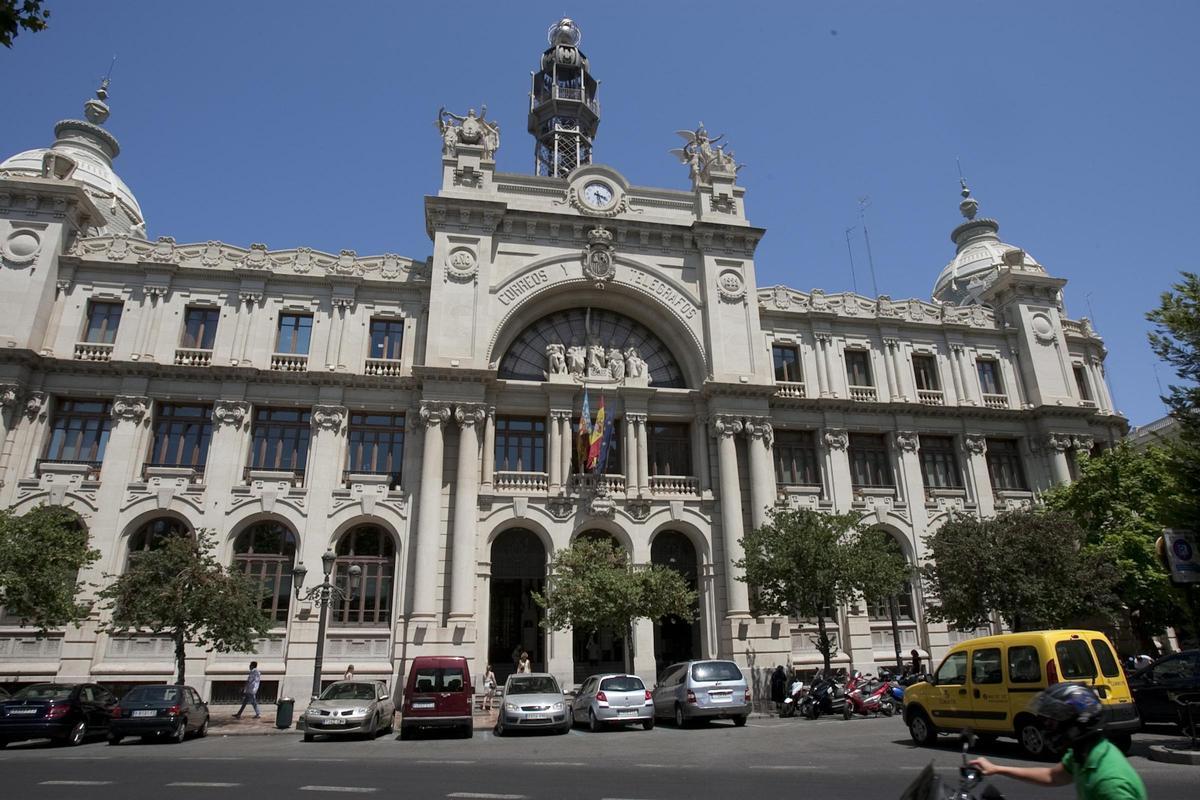 Palacio de las Comunicaciones, antigua sede de Correos, edificio sobresaliente de la plaza del Ayuntamiento