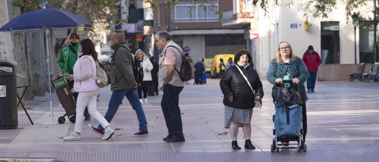 Transeúntes pasando por la Albereda de Xàtiva, en una imagen reciente.