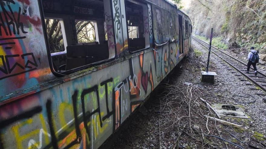 Un vagón abandonado en la línea de Oviedo a Fuso de la Reina.