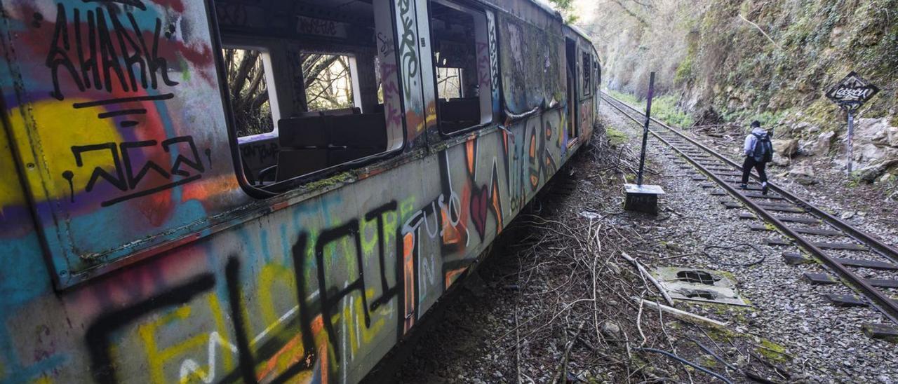 Un vagón abandonado en la línea de Oviedo a Fuso de la Reina.