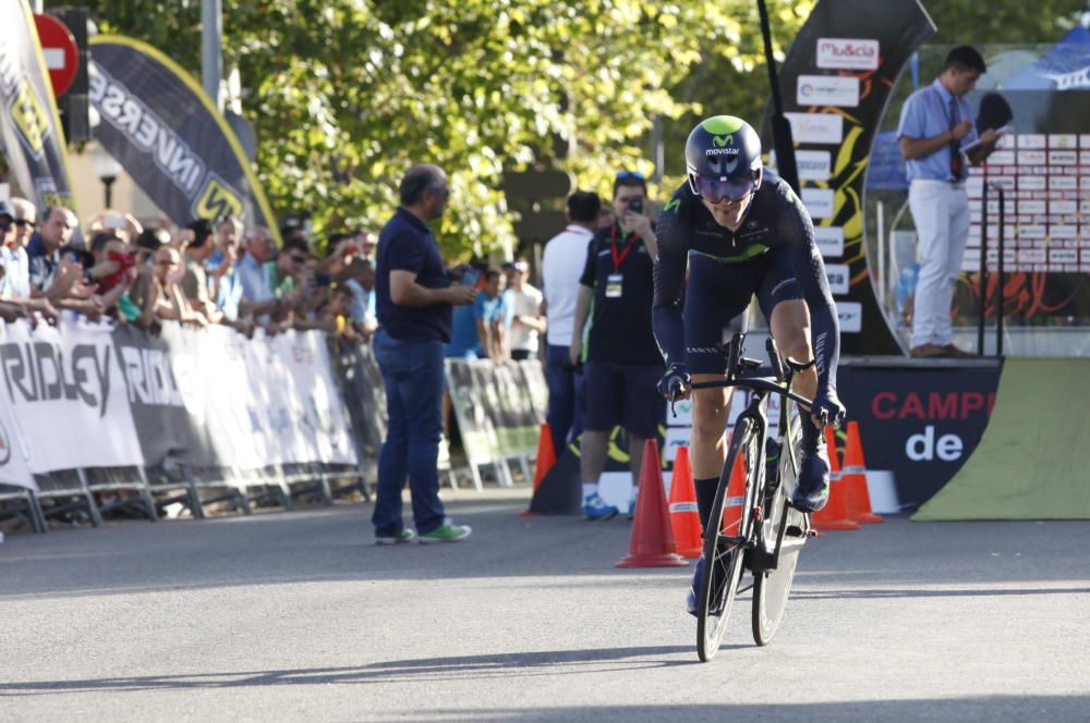 El ciclista de Movistar está acompañado en el podio por sus compañeros de equipo Jonathan Castroviejo y Alejandro Valverde