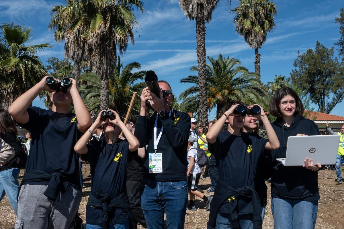 Fotogalería | Dos cohetes y 400 escolares convierten la base de Talavera la Real en un gran aula aeroespacial Fotogalería | Dos cohetes y 400 escolares convierten la base de Talavera la Real en un gran aula aeroespacial