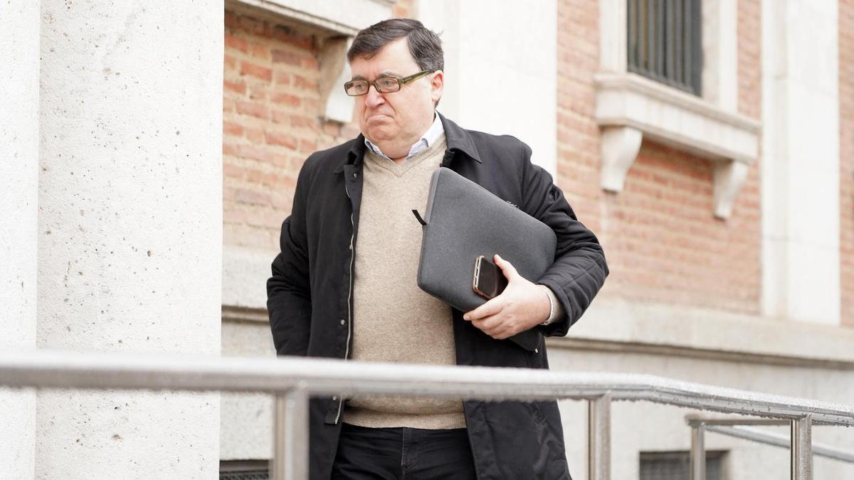 El exviceconsejero y exsecretrario de Economí­a, Rafael Delgado, a su llegada a la Audiencia