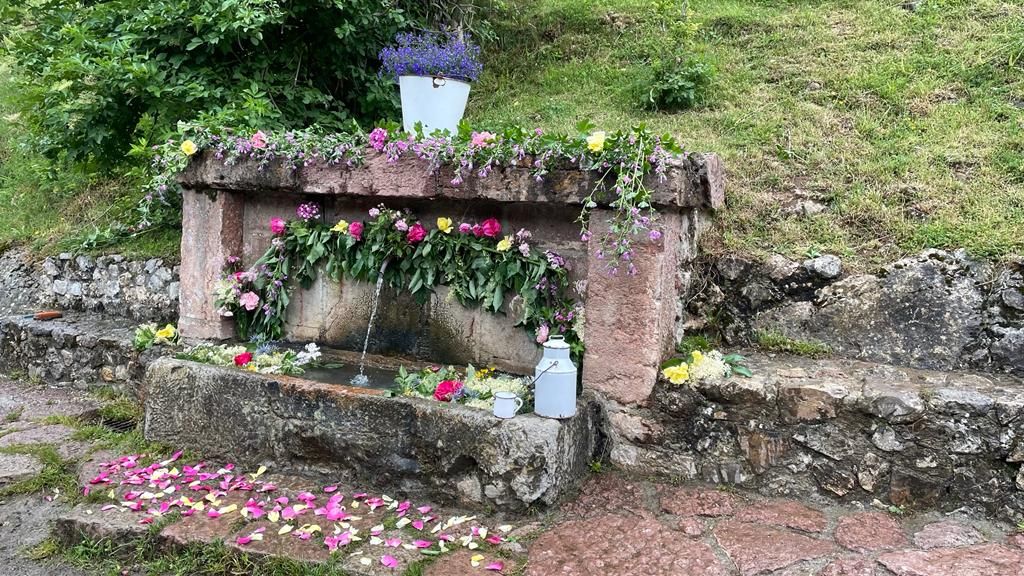 Fuente enrramada en L' Auteiro (Valle del Lago).