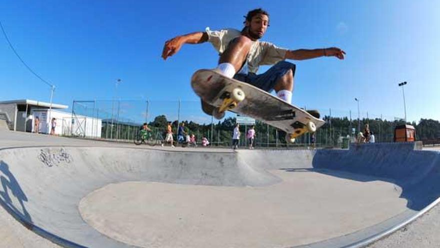 Samuel Vila patinando en un skatepark
