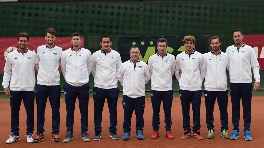 El equipo del Murcia Club de Tenis, ayer en la pista central.