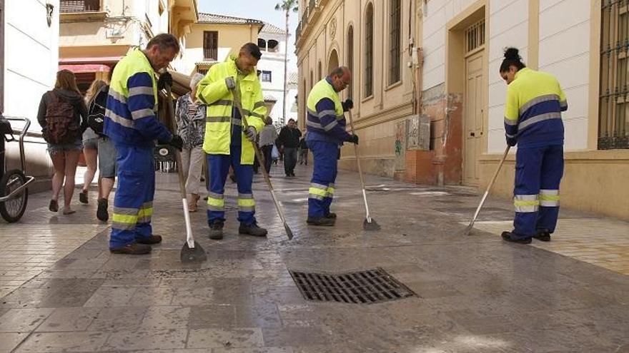 Un juez rechaza indemnizar a un motorista que se cayó por la cera de Semana Santa