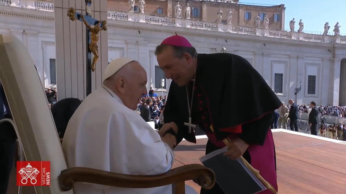 El obispo de Ibiza, Vicent Ribas, saluda al Papa Francisco en el Vaticano.