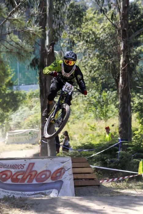 Ángel Suárez firma la bajada perfecta en la exigente bajada de Fragoselo, en Coruxo