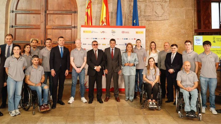 Carlos Mazón i Miguel Carballeda van posar al costat dels esportistes en el Palau de la Generalitat. | GERMÁN CABALLERO