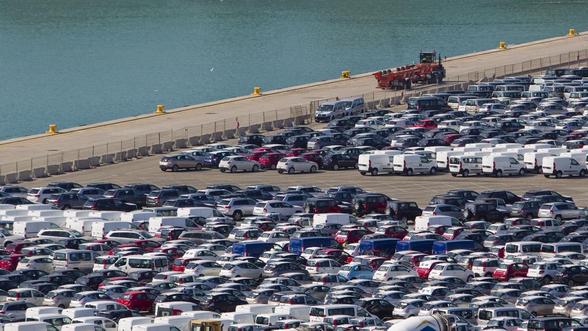 Centenares de coches esperan para ser transportados en el puerto de València, en una imagen de archivo.
