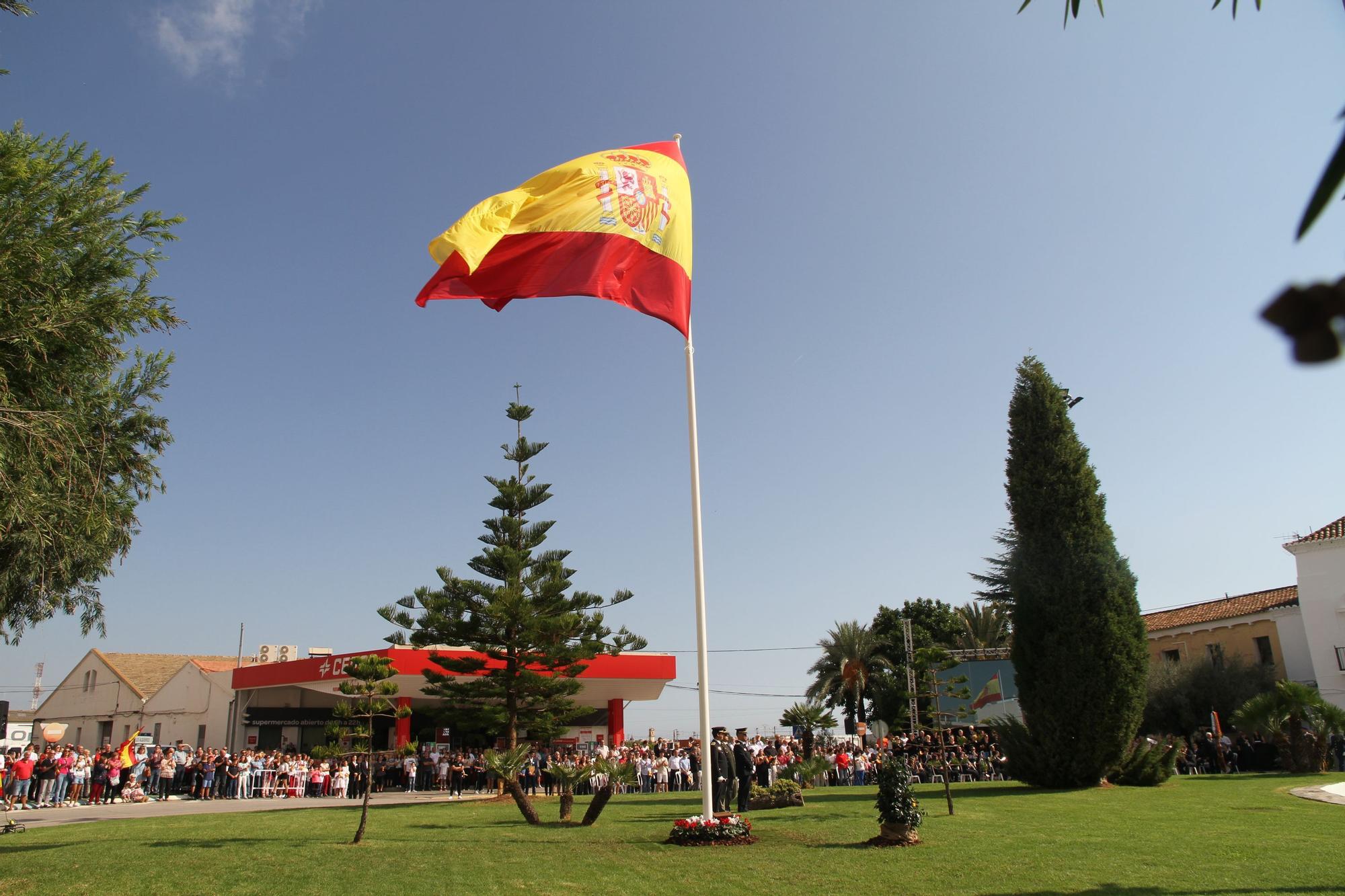 Nules iza la bandera más grande de la provincia en el Día de la Hispanidad