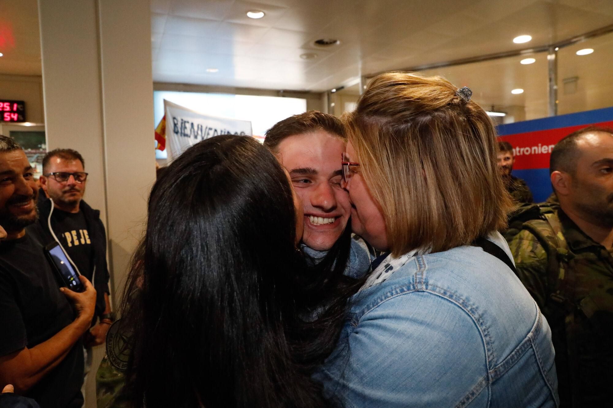 EN IMÁGENES: El regreso a Asturias en el aeropuerto del batallón "Toledo" tras meses en Eslovaquia