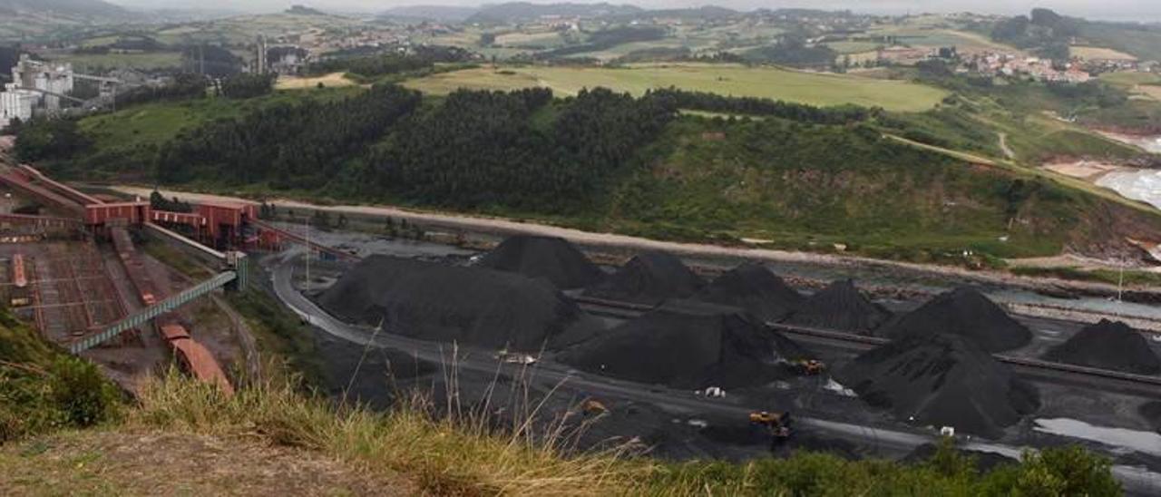 Vista del Alto de Aboño, separado de la explanada de carbones por la ría. En la parte superior de la imagen, a la izquierda, la cementera de Tudela Veguín.