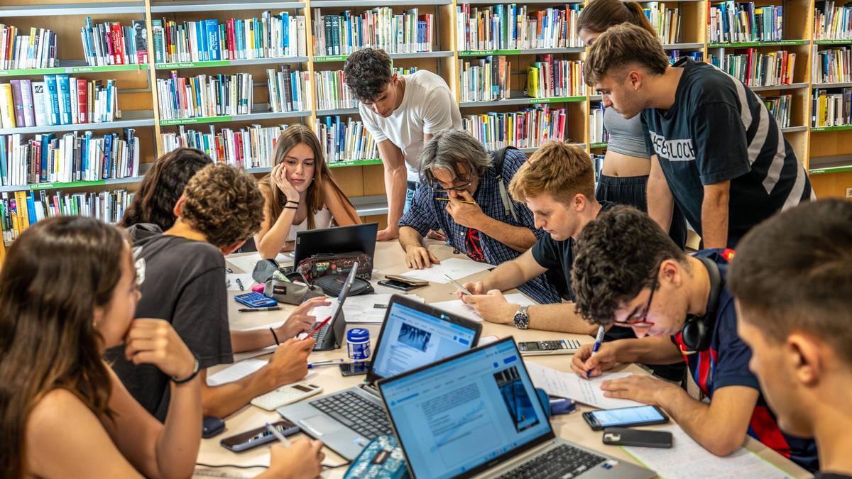 Estudiantes se reúnen en una biblioteca de Barcelona para preparar los exámenes de la EvAu