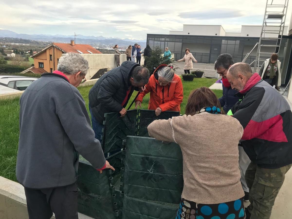 Los futuros vecinos, en el curso de compostaje en los espacios comunes del proyecto residencial