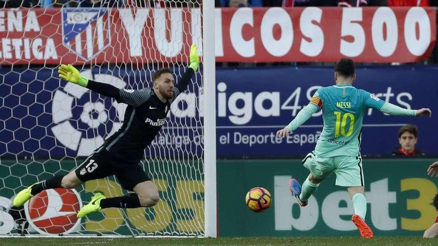 Messi se dispone a superar la salida de Oblak en la acción del segundo gol azulgrana. // Javier Lizón