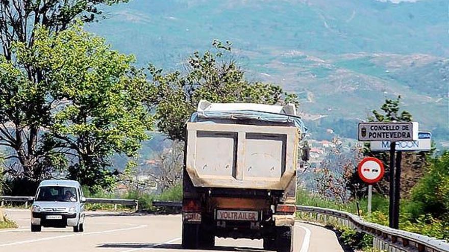 Los camiones se desplazan diariamente desde la cantera en Marcón hasta Vilaxoán.