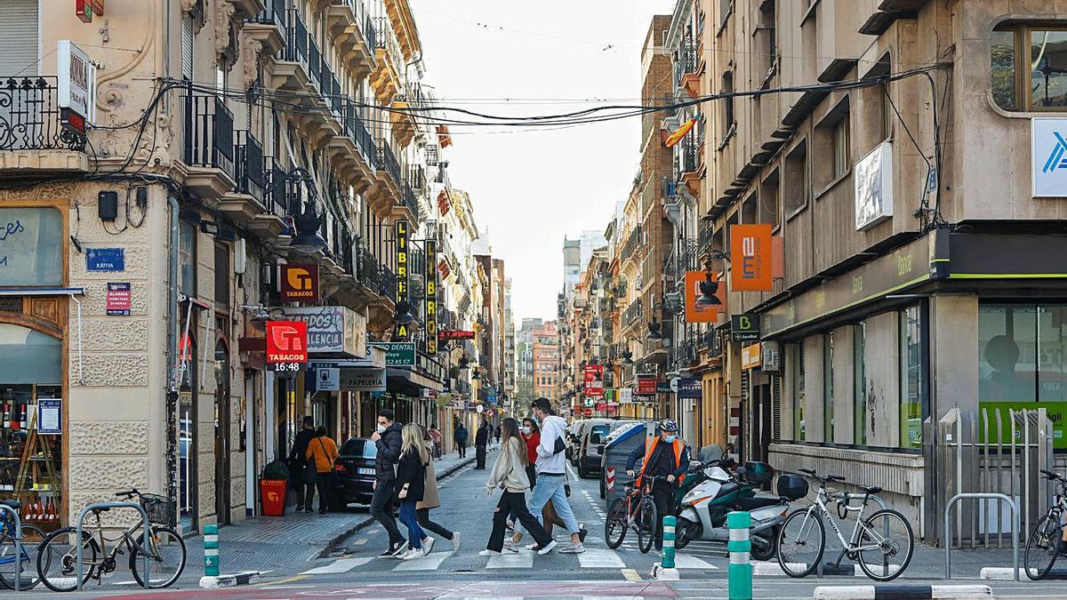 Cruce de Xàtiva con Pelayo donde se supone iría el primer arco oriental. | F.BUSTAMANTE